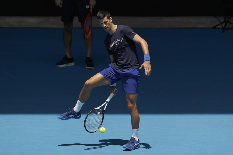 Novak Djoković wrócił do treningów. Zdjęcie wykonane 12 stycznia na korcie w Melbourne /Darrian Traynor /Getty Images