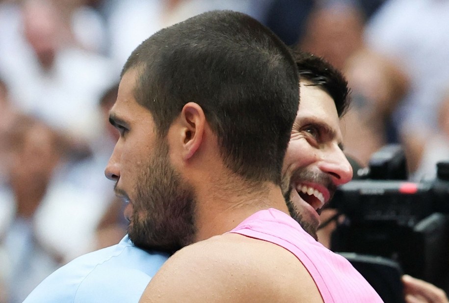 Novak Djokovic (z prawej) gratuluje Carlosowi Alcarazowi awansu do finału US Open. /TIMOTHY A. CLARY/AFP/East News /East News
