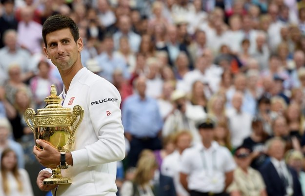 Novak Djoković z trofeum po triumfie w Wimbledonie /ANDY RAIN /PAP/EPA