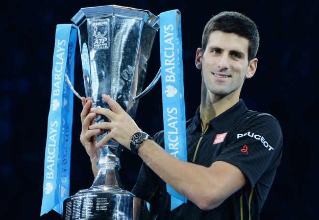 Novak Djoković z trofeum za zwycięstwo w ATP World Tour Finals /ANDY RAIN /PAP/EPA