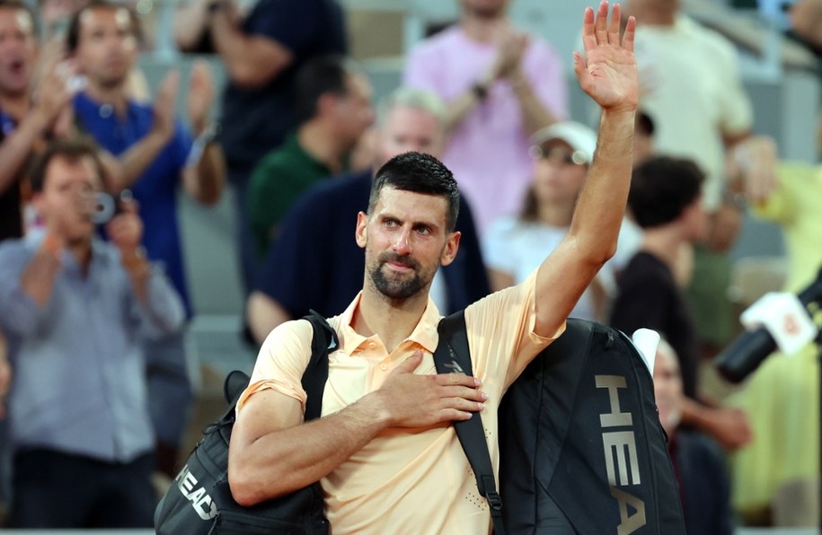 Novak Djoković żegna się z Roland Garros /CHRISTOPHE PETIT TESSON /PAP/EPA
