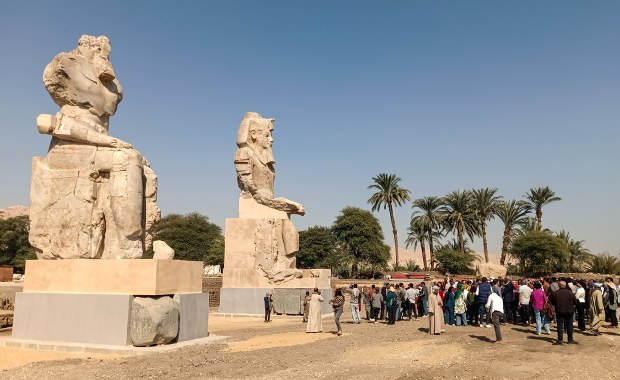 Nowa atrakcja turystyczna w Egipcie. Zaplanuj wycieczkę do Luksoru i zobacz gigantyczne posągi faraona 