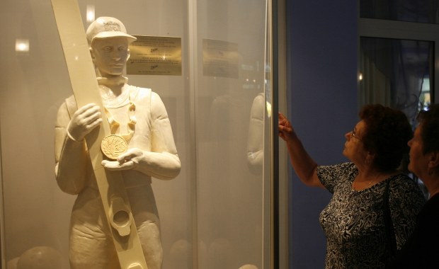 Nowa czekoladowa figura Adama Małysza zastąpi 22-letnią rzeźbę w Wiśle