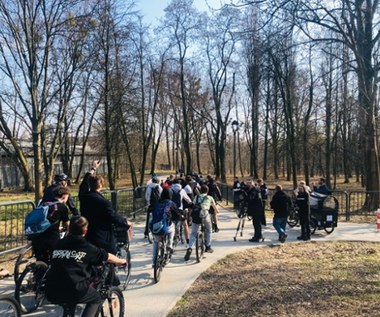 Nowa droga rowerowa w Łodzi już z dziurami! Rowerzyści w szoku