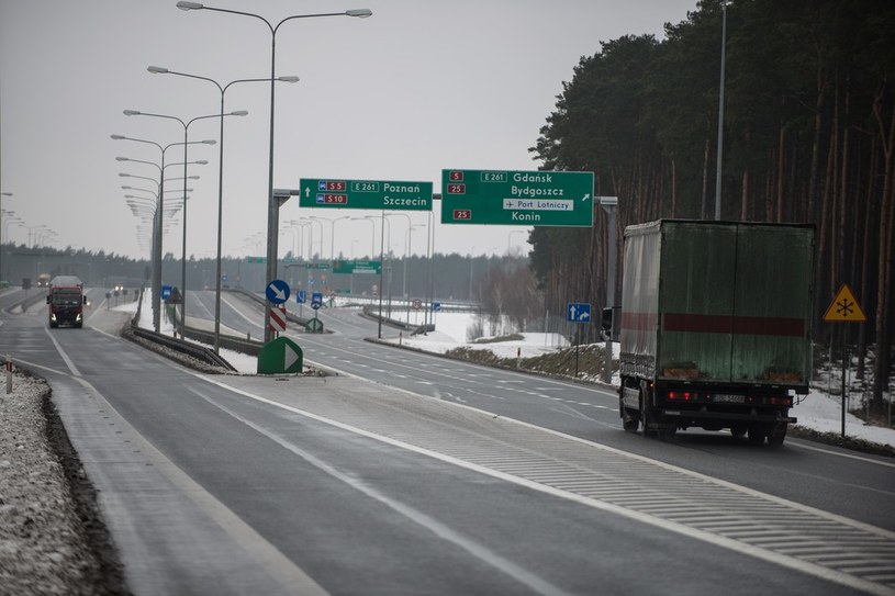 Nowa drogi mają być budowane w systemie 2+1 /Kamil Kiedrowski /Reporter