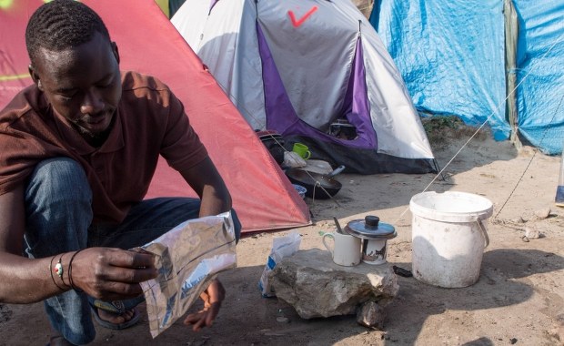 "Nowa dżungla" w Calais ma zostać zlikwidowana w ekspresowym tempie