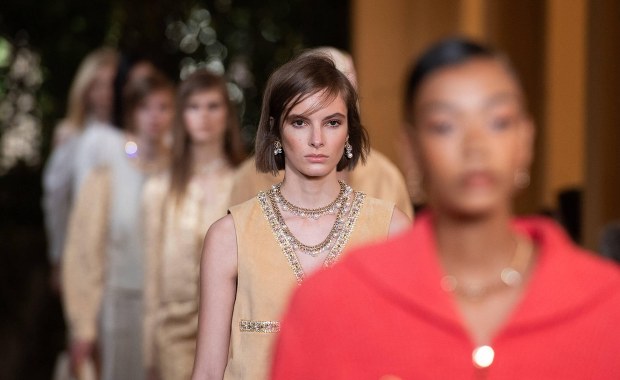 Nowa era w Chanel. Polak w zespole francuskiego domu mody