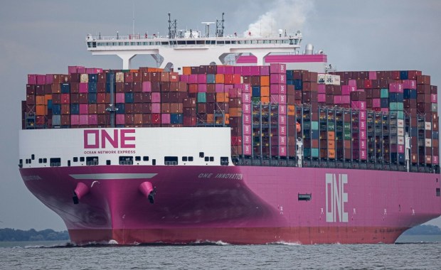 Nowa era żeglugi. Największy kontenerowiec świata na kursie do Europy