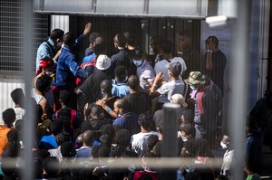 Nowa fala migracyjna. Niemal tysiąc osób dotarło w ciągu jednego dnia na włoską wyspę