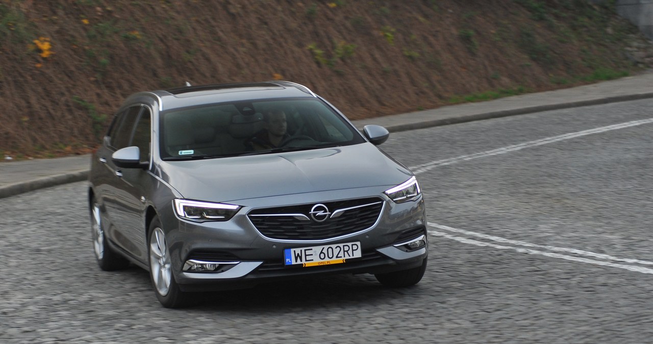 Nowa Insignia zapewnia wysoki komfort jazdy. Tylko na dużych nierównościach wstrząsy są wyraźne. /Motor