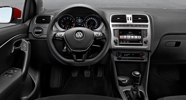 Nowa kierownica, wskaźniki i multimedia – wnętrze Polo prezentuje się bardziej szlachetnie. /Volkswagen