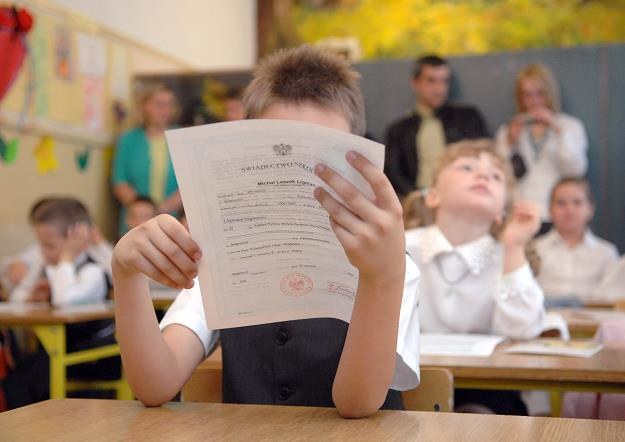 Nowa, kosztowna moda - prezenty za świadectwo... Fot. Tytus Żmijewski /FORUM