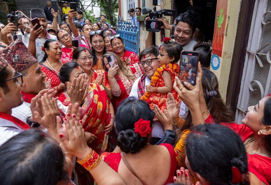 Nowa Kumari została przeniesiona w uroczystej procesji do przyświątynnego pałacu w Katmandu. /PAP/EPA/Narendra Shrestha /PAP/EPA
