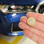 Nowa metoda kradzieży "na monetę". Wchodzą do auta, jak do siebie