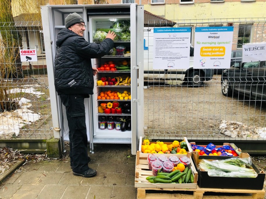 Nowa, miejska lodówka społeczna stanęła przy ul. Grota-Roweckiego 30 w Łodzi /Agnieszka Wyderka /RMF FM