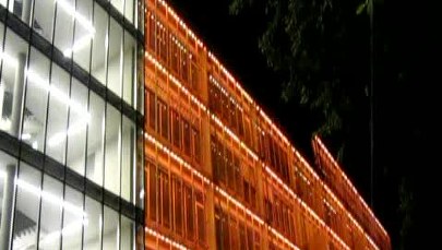 Nowa, mieniąca się kolorami siedziba Instytutu Informatyki UMCS w Lublinie. WIDEO