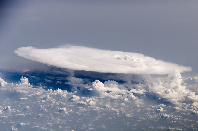 Nowa misja NASA będzie badać chmury lodowe na dużych wysokościach, takie jak ta widziana z Międzynarodowej Stacji Kosmicznej w 2008 roku. Zrozumienie, jak takie chmury zmieniają się w ciągu dnia, ma kluczowe znaczenie dla poprawy globalne modele klimatyczne. Źródło: NASA