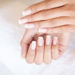 Nowa odsłona francuskiego manicure. Odkryj fenomen Butter Glazed French!
