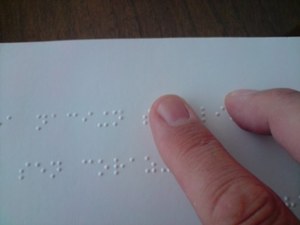 Nowa proteza oka pozwala "zobaczyć" alfabet Braille'a