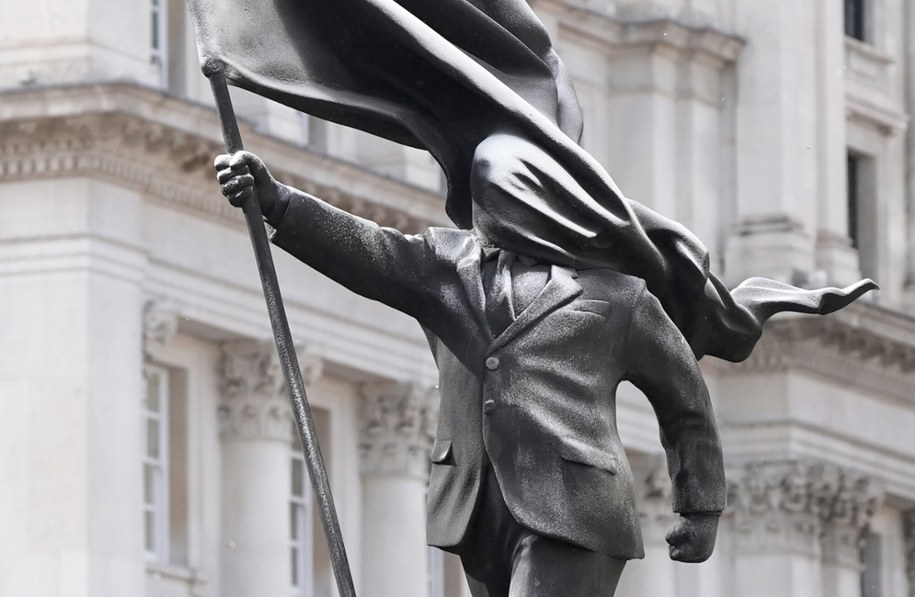 Nowa rzeźba w Londynie, której autorem jest prawdopodobnie Banksy /Stefan Rousseau/Press Association/East News /East News