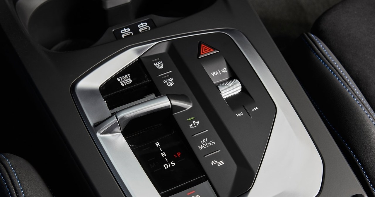 Nowa seria 1 przejęła typowy dla współczesnych BMW panel z przełącznikiem wybieraka skrzyni biegów, przyciskiem hamulca ręcznego, pokrętłem głośności i kilkoma innymi przełącznikami.