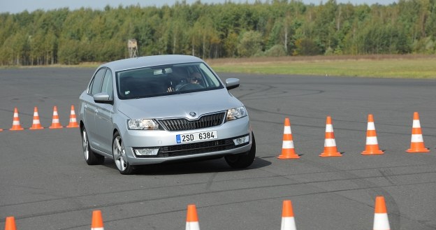 Nowa Skoda Rapid powstała na przedłużonej płycie podłogowej VW Polo. Auto mierzy 448 cm długości i 171 cm szerokości, czyli nieco mniej niż np. Chevrolet Cruze. /Skoda