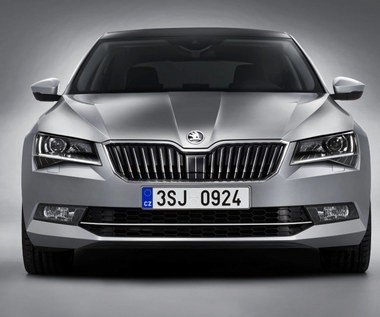 Nowa Skoda Superb!  "Przód i tył tchnące pewnością siebie"