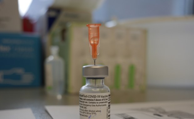 Nowa szczepionka przeciw Covid trafi do Polski. Kiedy będzie można ją przyjąć?