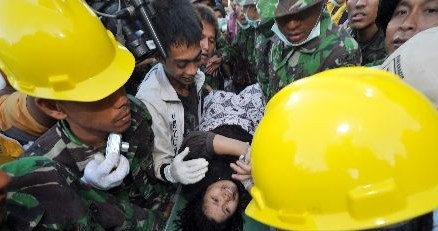 Nowa technologia może pomóc w ratowaniu ludzi uwięzionych pod gruzami /AFP