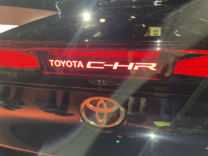 Nowa Toyota C-HR ma podświetlone logo /INTERIA.PL