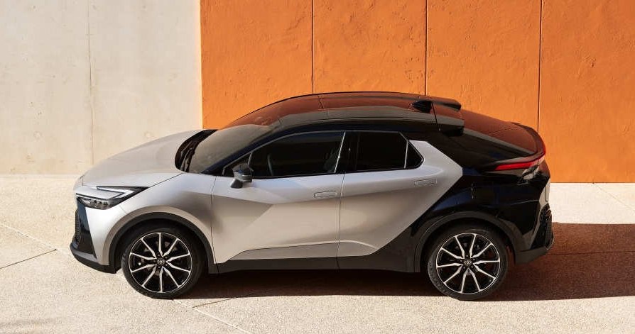 Nowa Toyota C-HR w najtańszej wersji kosztuje 139 900. Hybryda plug-in - minimum 189 900 zł /materiały prasowe