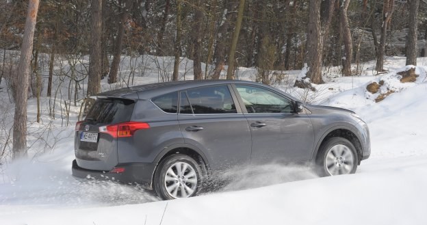 Nowa Toyota RAV4 bardzo wysoko ustawia poprzeczkę pod względem ilości miejsca z tyłu. /Motor