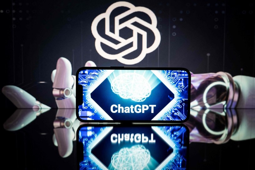 Nowa wersja ChatGPT-4 jest potężnym narzędziem. /LIONEL BONAVENTURE/AFP/East News /East News