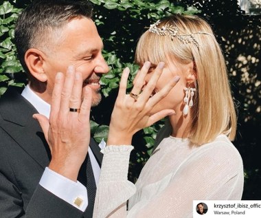 Nową żoną Krzysztofa Ibisza jest była modelka Joanna Kudzbalska. "Szczęśliwi Razem" - prezenter Polsatu podpisał w piątek fotografię, na której zakochani prezentują ślubne obrączki. Kudzbalska, która po ślubie przyjęła nazwisko męża, jest młodsza od Ibisza o 27 lat.

 