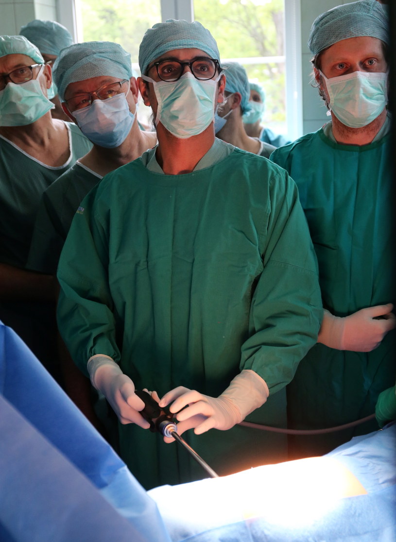 Nowatorski i mało inwazyjny zabieg operowania chorych na raka płuc, opracowany przez dr Rivasa obserwowało dwudziestu torakochirurgów z różnych ośrodków leczenia nowotworów klatki piersiowej w Polsce /PAP