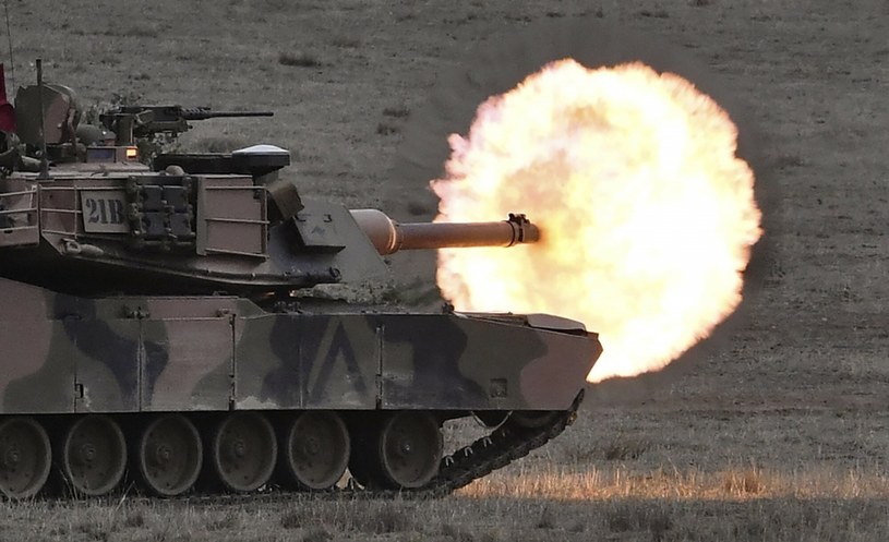 Nowe amerykańskie czołgi nowej generacji AbramsX będą wyposażone w silniki hubrydowe /WILLIAM WEST/AFP/East News /East News