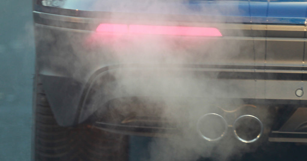 Nowe auta z zasady mają mniejszą emisję od używanych. Ale Polacy najwyraźniej wybierają głównie te, które emitują jak najwięcej CO2 /Getty Images