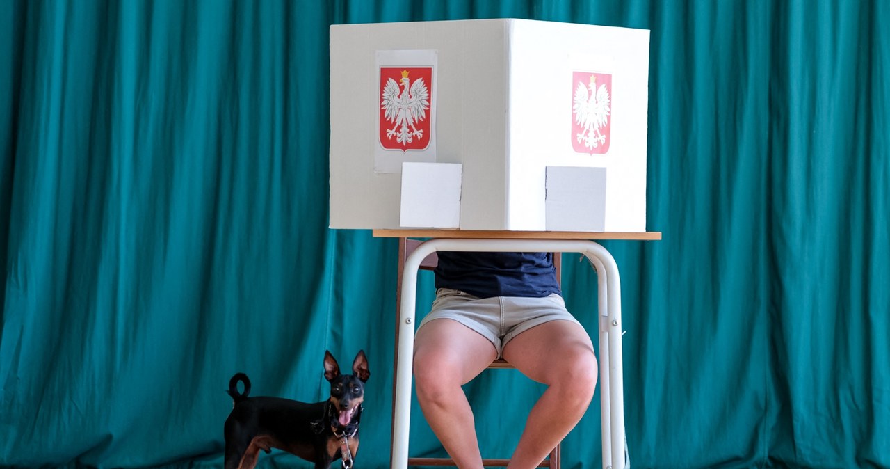 Nowe badanie CBOS o wyborach prezydenckich. Skąd społeczeństwo czerpało informacje o kandydatach na prezydenta? /Dominika Zarzycka /AFP