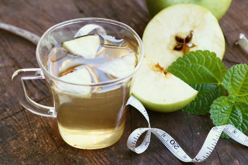 Nowe badanie potwierdza działanie odchudzające octu jabłkowego. Pij rano z wodą /123RF/PICSEL