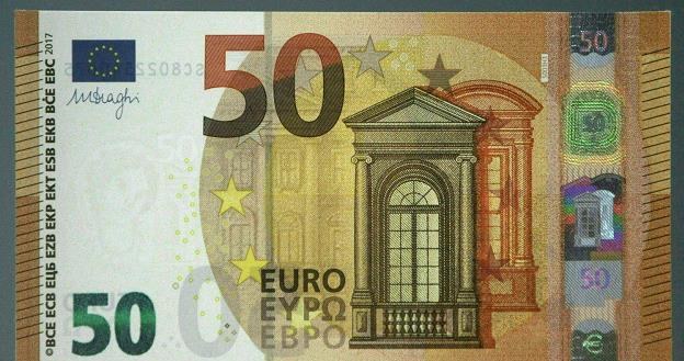 Nowe banknoty 50 euro od dziś są w o obiegu /AFP