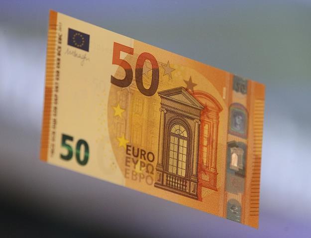 Nowe banknoty 50 euro od dziś są w o obiegu /AFP