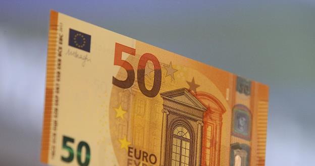 Nowe banknoty 50 euro od dziś są w o obiegu /AFP