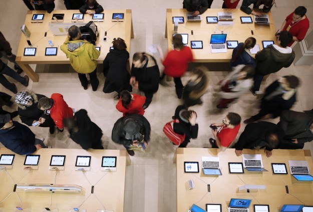 Nowe czujniki mogą pojawić się również w laptopach i tabletach Apple /AFP