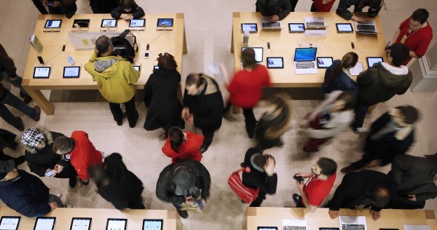 Nowe czujniki mogą pojawić się również w laptopach i tabletach Apple /AFP