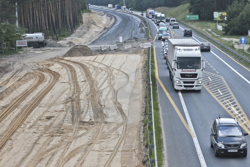 Nowe drogi ekspresowe zostaną wybudowane częściowo ze środków unijnych /Piotr Jędzura /Reporter