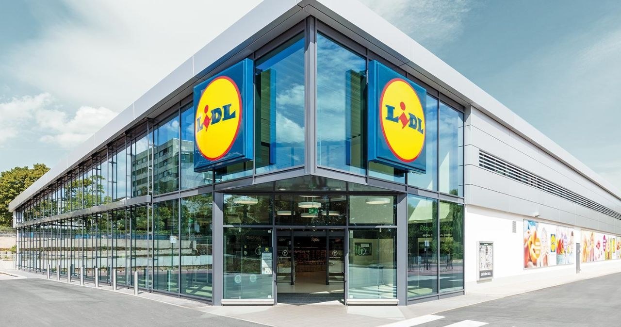 Nowe etykiety w Lidlu przyciągają uwagę. Rabaty 33% i 50% już na półkach! /materiały prasowe /INTERIA.PL