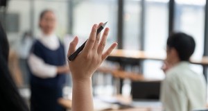 Nowe fakty ws. skandalu na zebraniu w szkole. Pijany zaatakował matkę ucznia i dyrektorkę