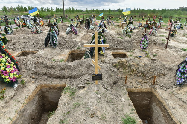Nowe groby na cmentarzu w Buczy /OLEG PETRASYUK /PAP/EPA