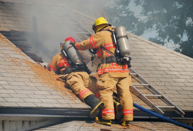 Nowe hełmy ocalą życie wielu strażakom /123RF/PICSEL