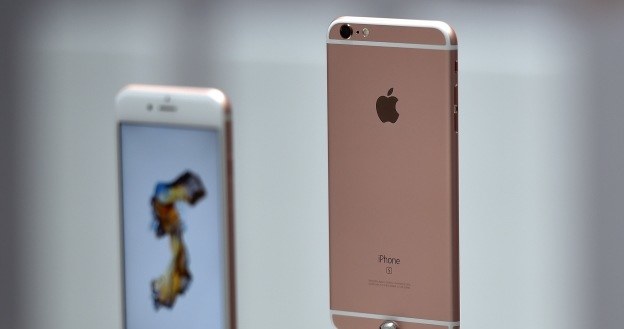 Nowe iPhone'y oficjalnie trafiły do Polski - ile trzeba za nie zapłacić? /AFP